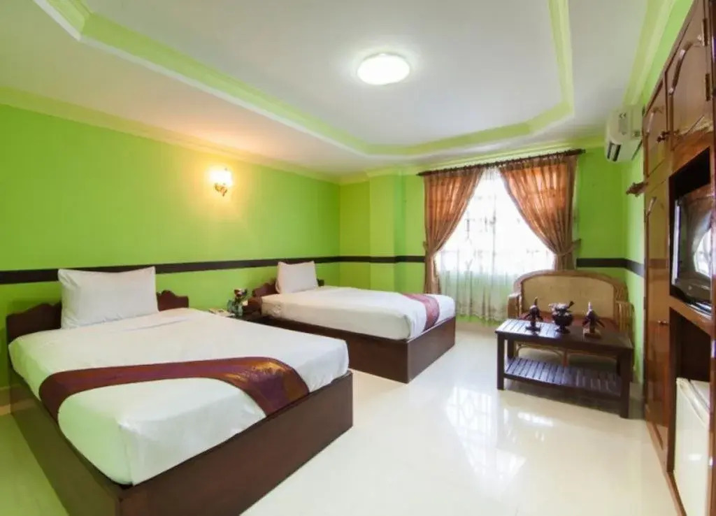 Long Live Hotel
