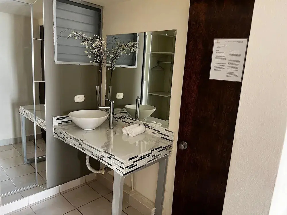 HOTEL LOS ROBLES