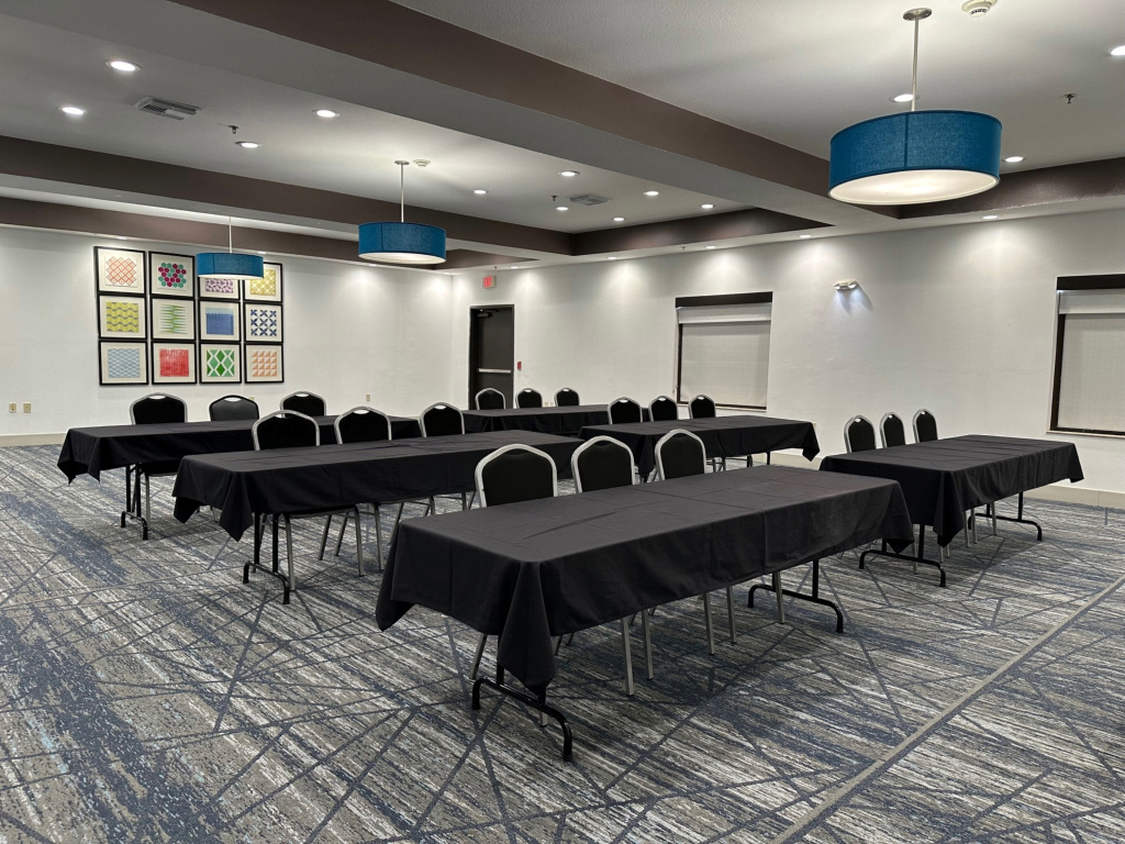 Holiday Inn Express Hotel & Suites Ennis by IHG