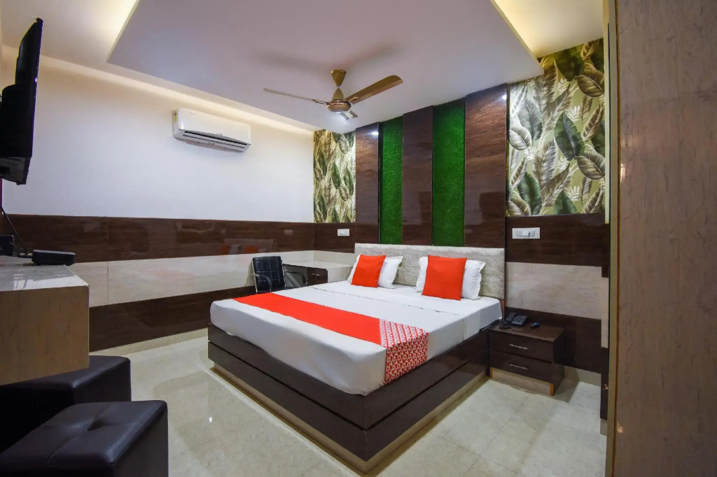 OYO 70744 Hotel Atharv
