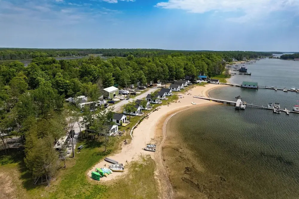 Free Boat Rentals! Beachside Les Cheneaux Cabin