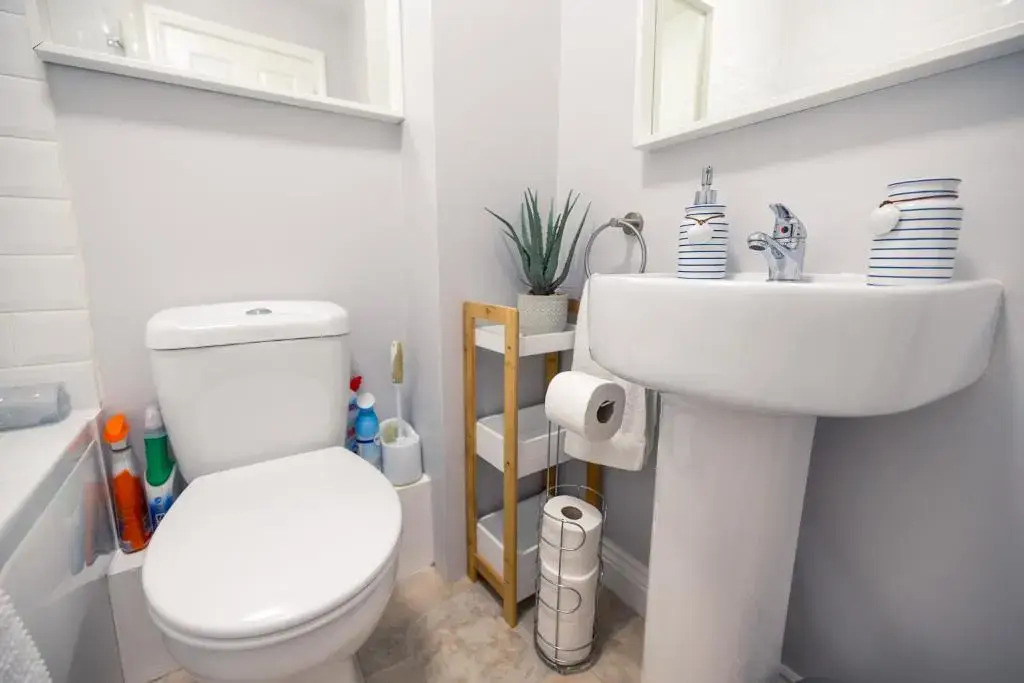 Stylish Brixham Apartment - Newly decorated - Free on street parking
