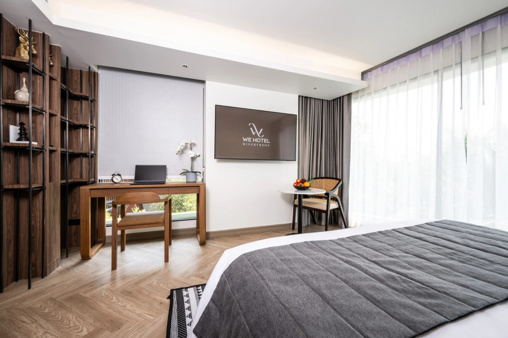 WE HOTEL RIVERFRONT