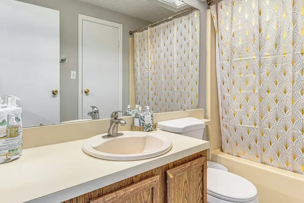 2 Mi to Castleton Square Mall! Quaint Condo