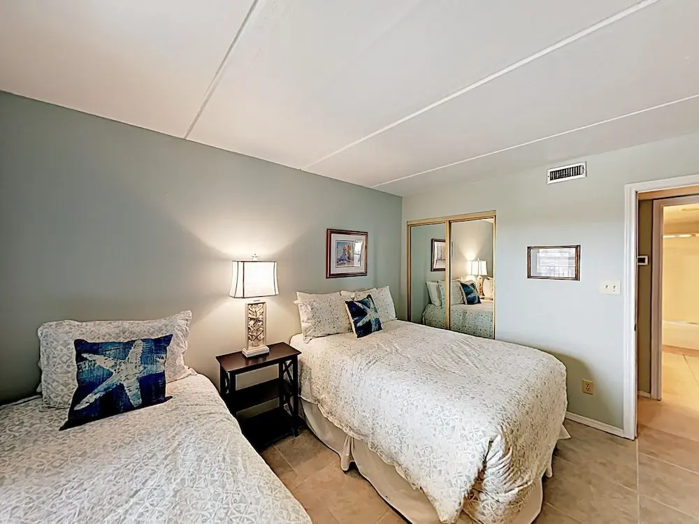 Beachfront W/ Pool & Balcony - Walk To Beach 2 Bedroom Condo