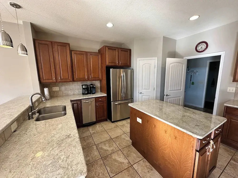 Lake It Easy - Waterfront Getaway With 7 Bedrooms!