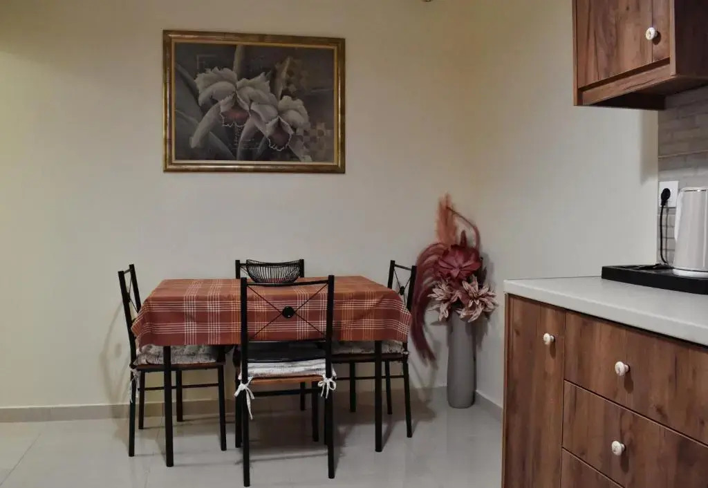 Casa Lyristis