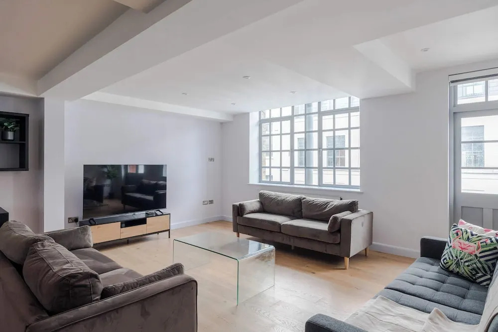The Eyre Suite Two - Farringdon - by Frankie