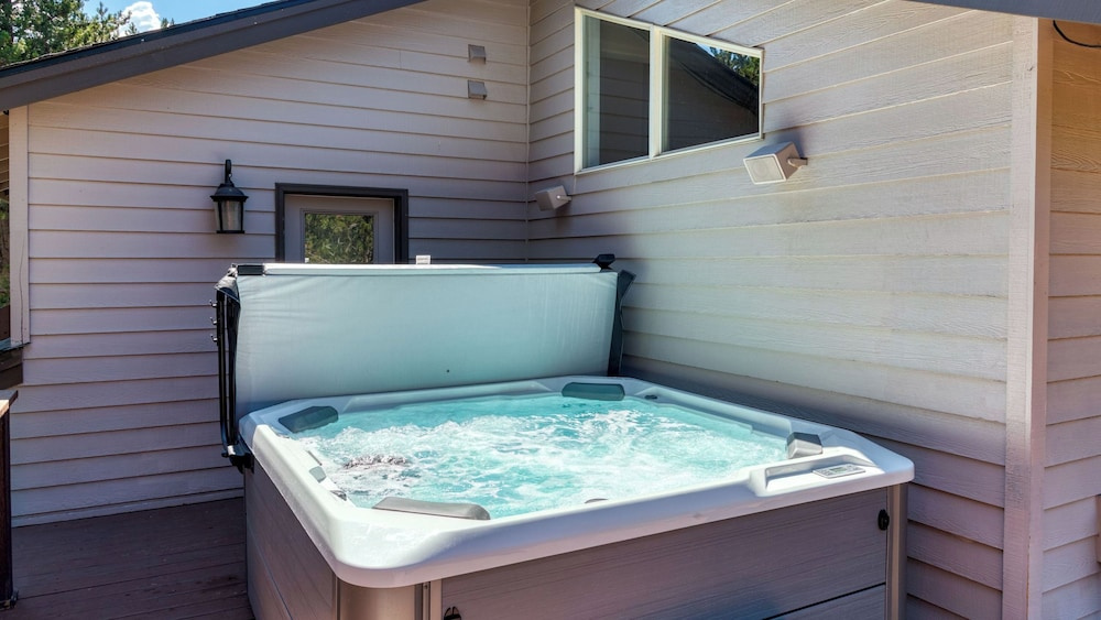 Private Boat Ramp Access Hot Tub, Fire Pit, Deck River Meadows by Avantstay