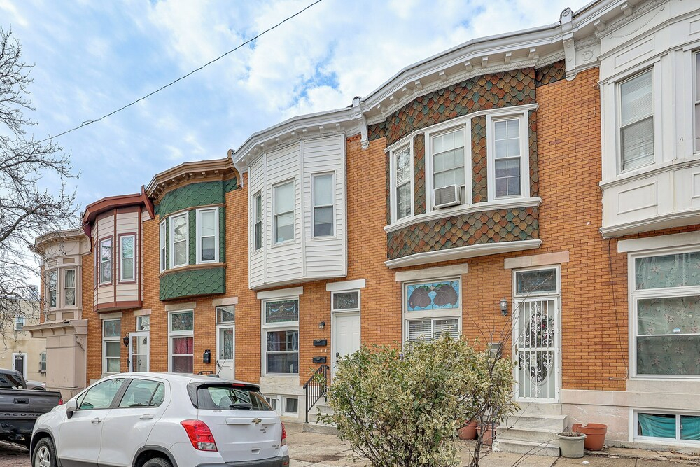 Walk to Patterson Park! Pet-friendly Townhome