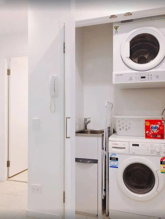 Spacious City Escape With Pool, Gym & Free Parking