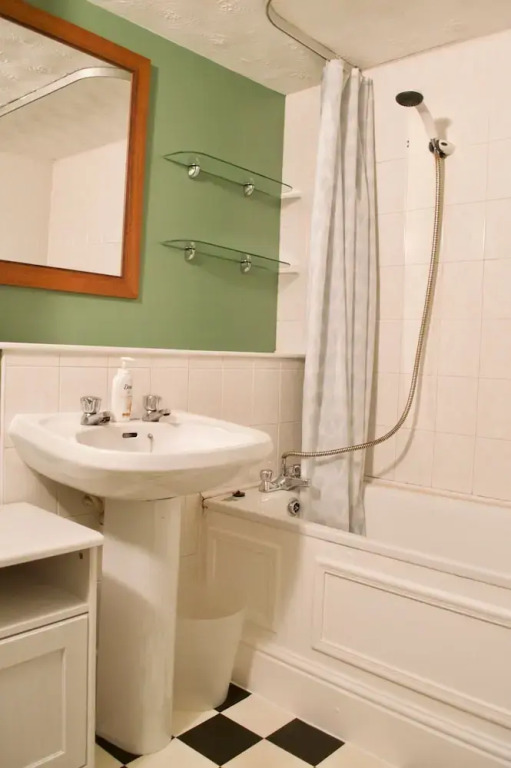 2 Bedroom Abbeyhill Apartment