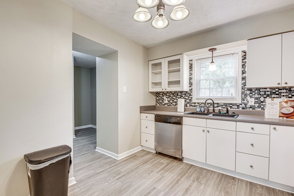 Welcoming Townhome: 1/2 Mi to Downtown Smyrna