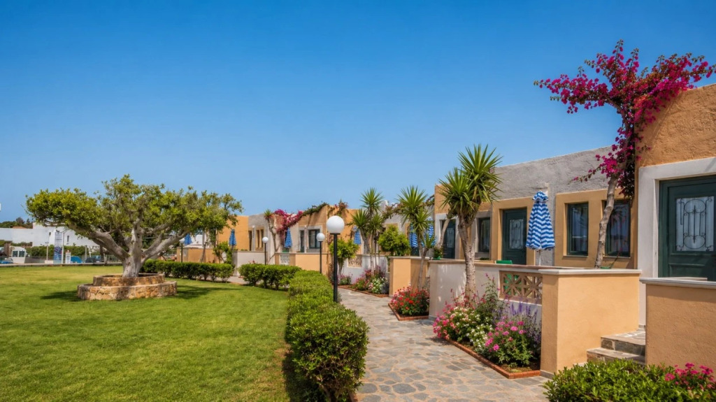 Golden Bay Apartments-Garden Haven