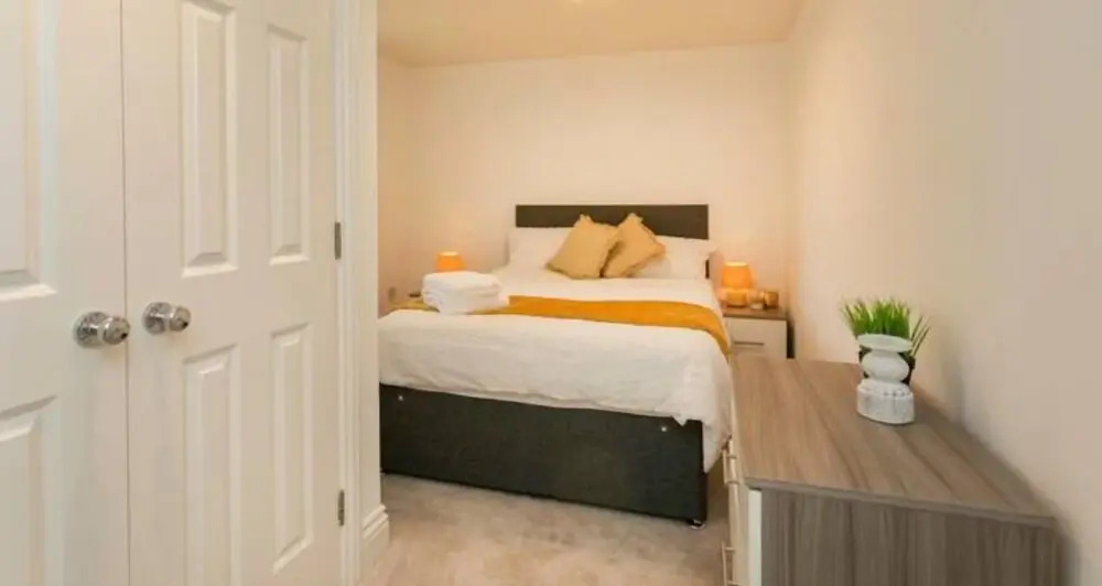 LARGE 2 Bedroom Apt With Parking