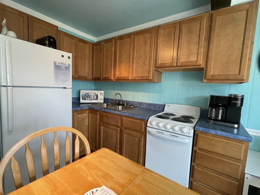 34 Sailing In A Gale Studio Bedroom Condo by RedAwning