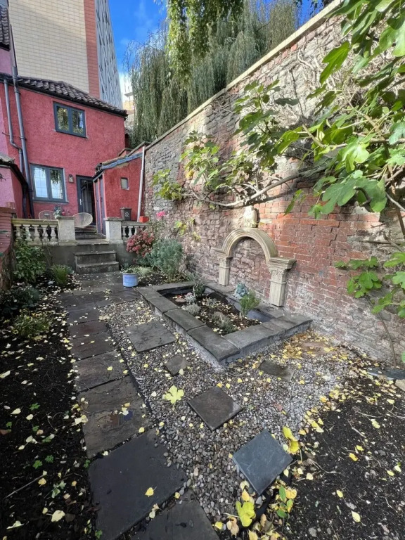 Cottage Hideaway in Central Bristol With Garden