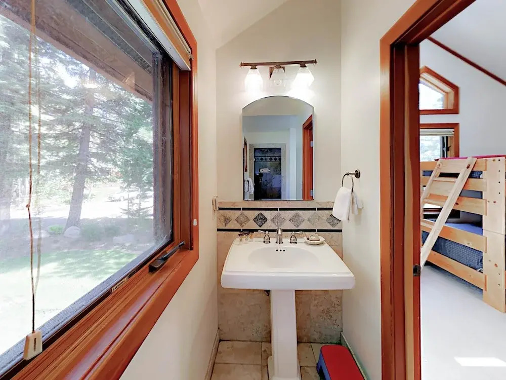 Cabin-esque Tahoe 4 Bedroom Home