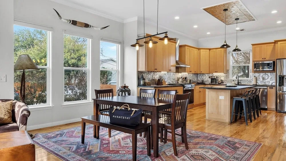 Chestnut Ember by Avantstay Indoor-outdoor Living + Firepit + Balcony + Near Downtown Austin Hotspots