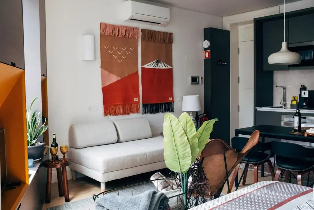 HOMEinTOWN Camoes - Downtown Elegant Studio AC & WIFI
