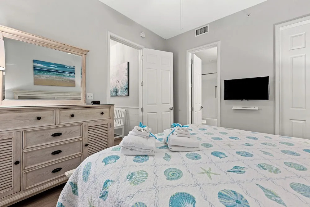 NEWLY RENOVATED! Breathtaking views! Fourth Floor! Pools! Grill! Beach Chairs