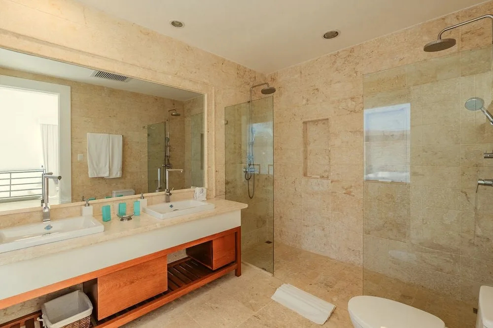 8 BDR Villa Walking Distance From Private Beach With Service Staff