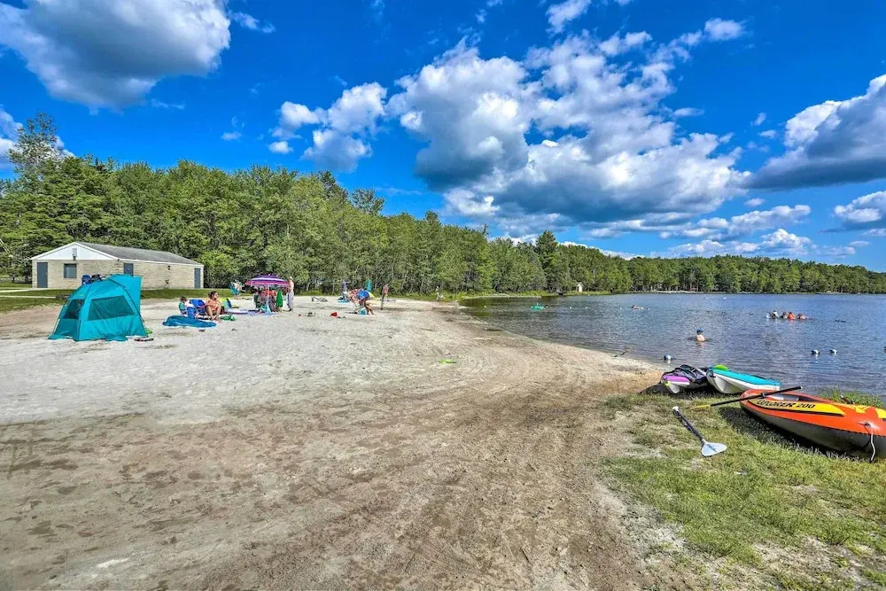 Pocono Lake Cabin w/ Hot Tub & Resort Amenities!