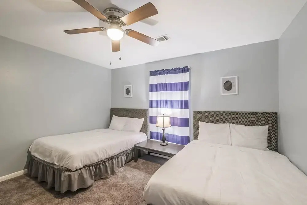 The Locals in SW Houston, Sleeps 9, Work-cation, King Bd, Pet, High Speed Wifi