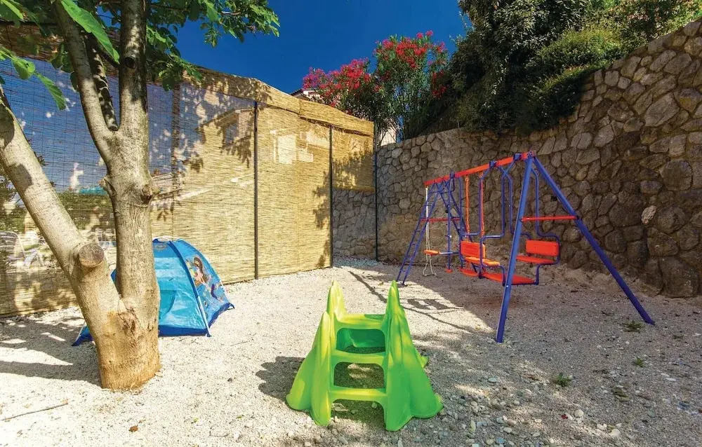 Beautiful Home in Rijeka With Wifi and 5 Bedrooms