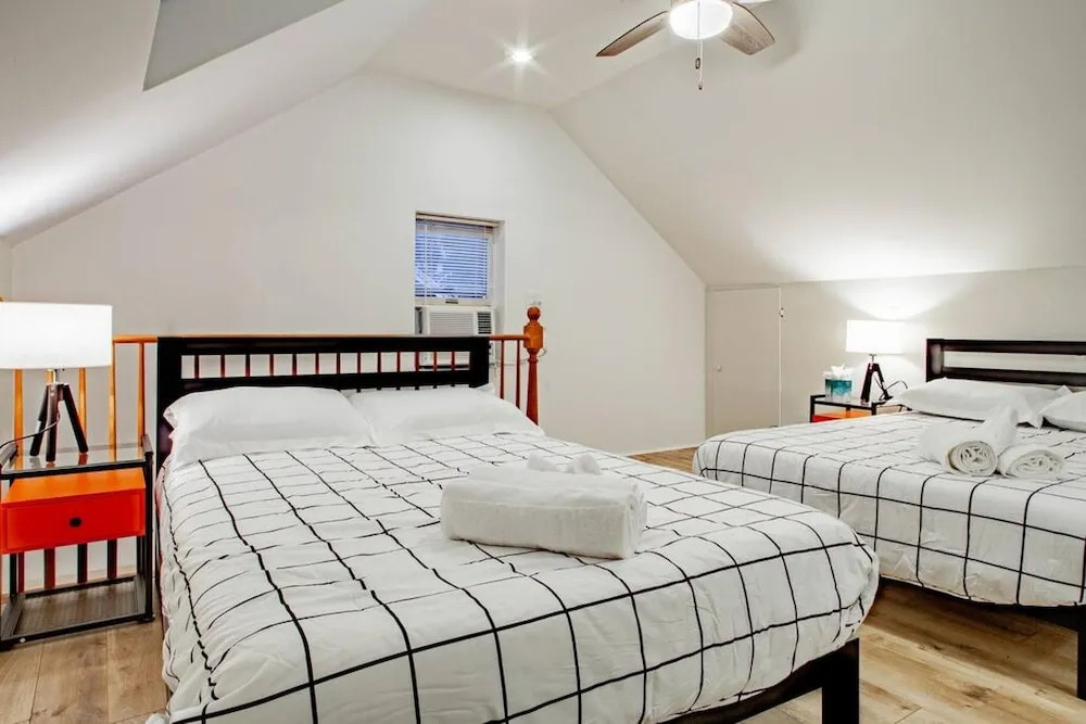 Pentagon City Homestay Parking Available