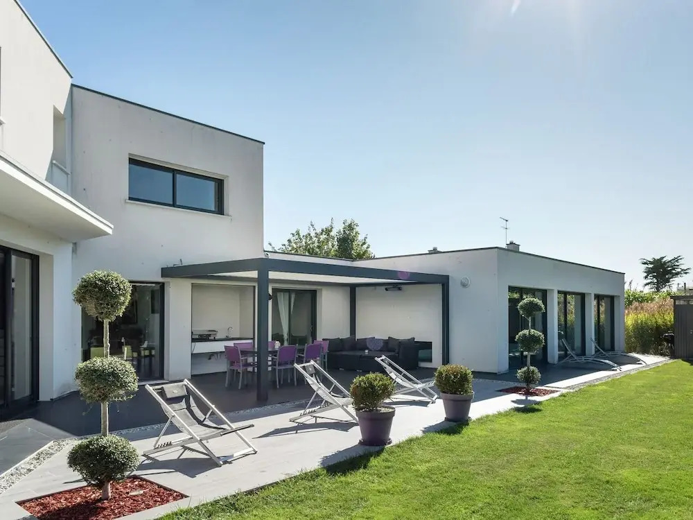 Welcoming Villa in Fouesnant With Swimming Pool