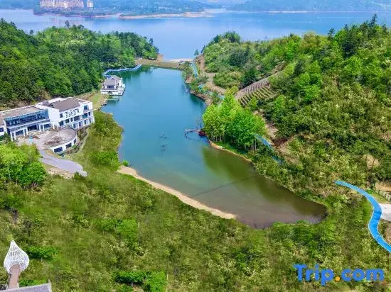 Xishe homestay by Mount Huangshan Lake