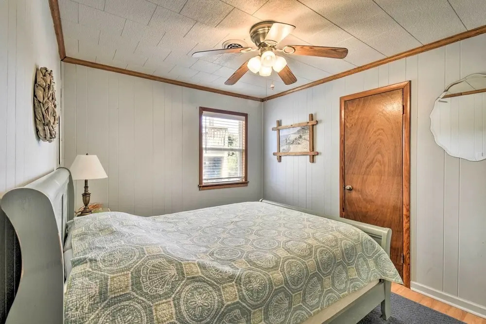Nags Head Cottage: Screened Porch, Walk to Beach!