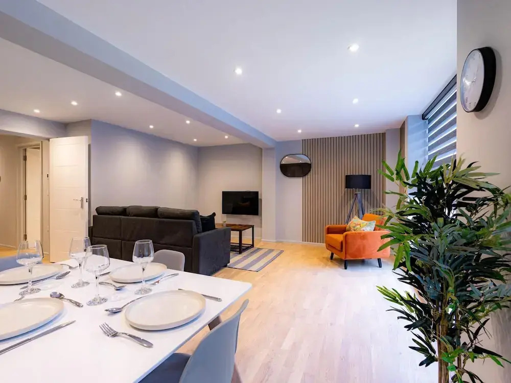 Broadway Market Beauty Three-bedroom by Sojo Stay