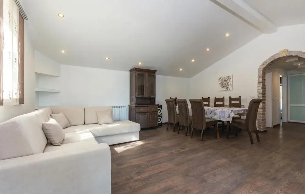 Amazing Home in Tar With Wifi and 4 Bedrooms