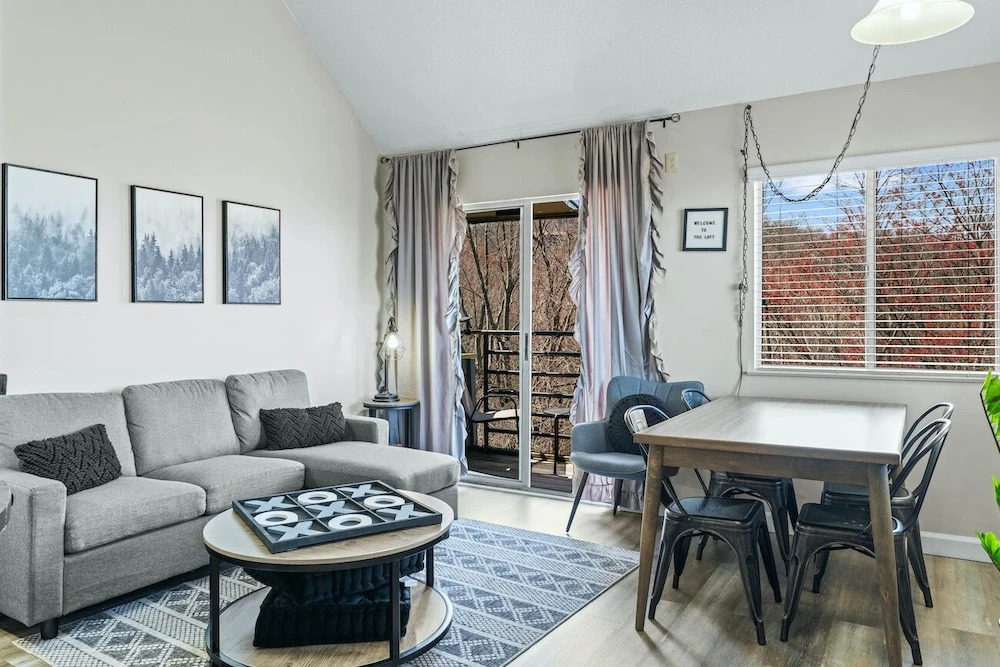 The Loft Picturesque Condo for 6 w/ Epic Views!