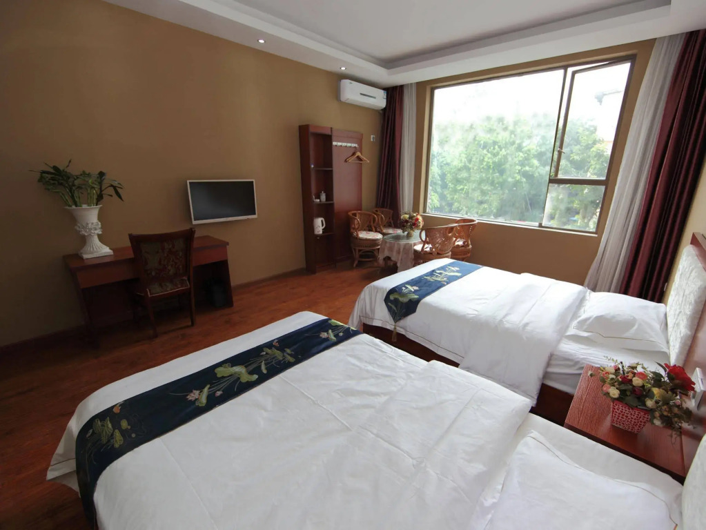 Mount Emei Potatoes Hotel