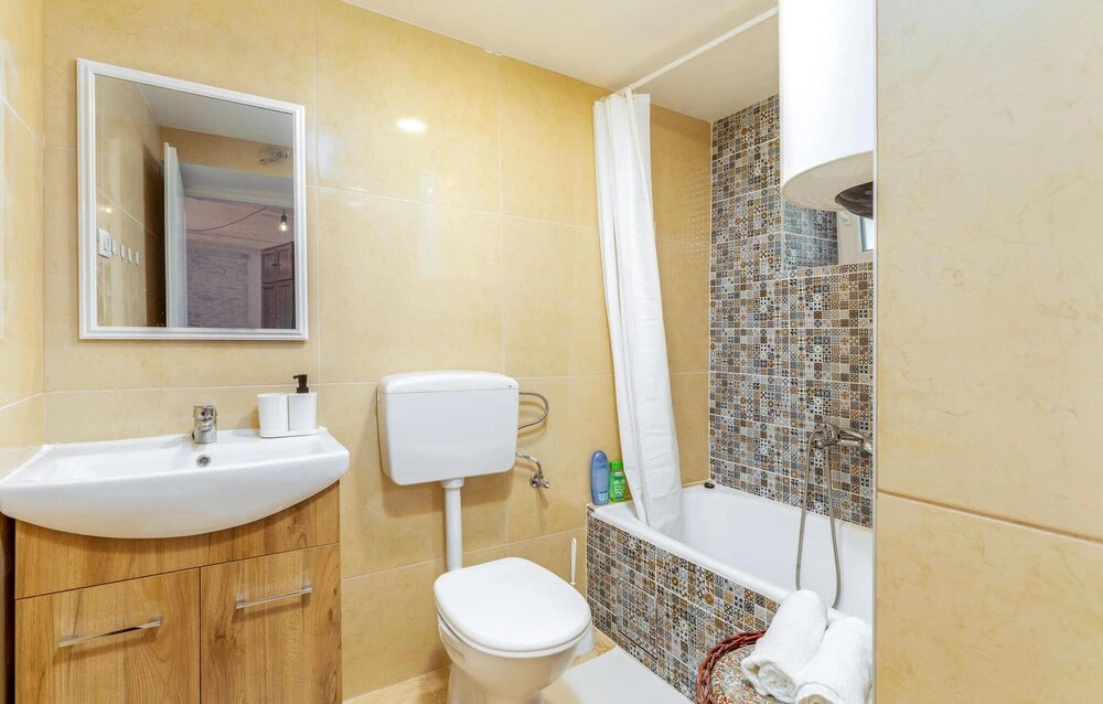 Beautiful Home in Divsici With Wifi and 4 Bedrooms