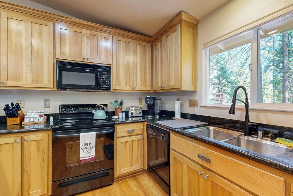 Cozy Cabin w/ Jetted Tub & Dog-friendly