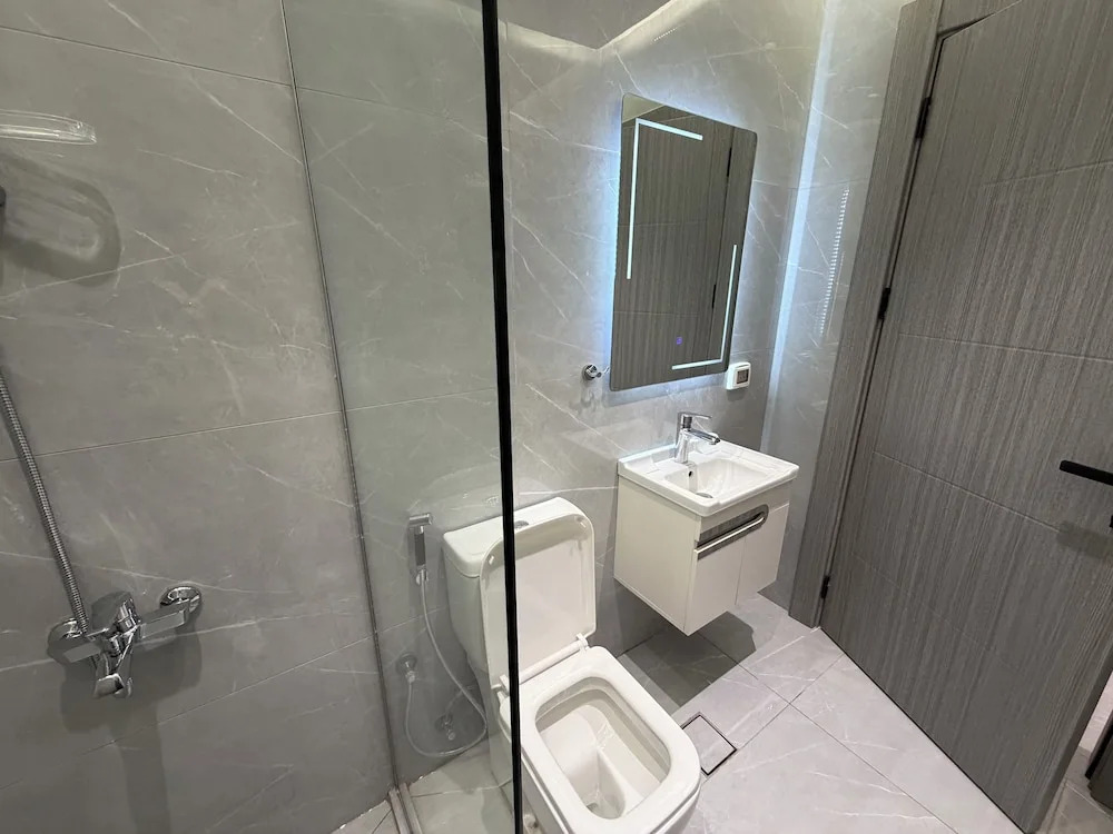 002 JRE Apartment With Stunning Boulevard Veiw