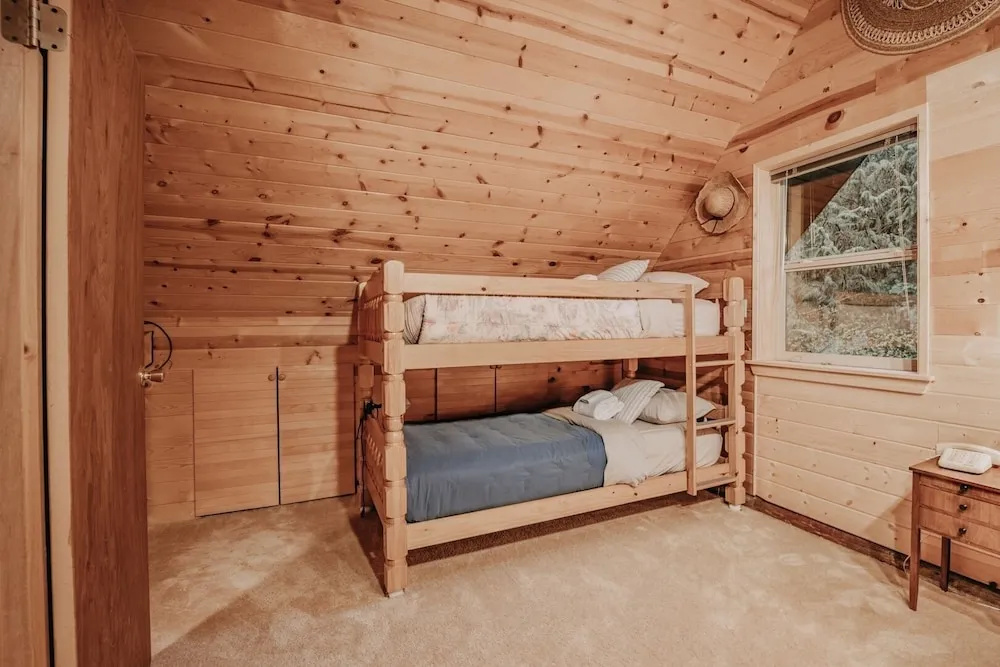 11sl - Wi-fi - No Pets Log Cabin - Sleeps 7 2 Bedroom Cabin by Redawning