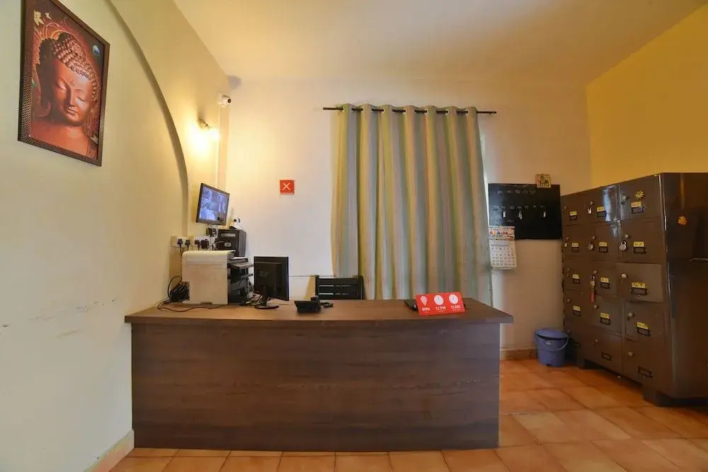 Oyo 30128 Reddys Hotel