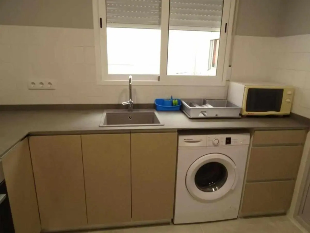 APARTAMENTOS EL SOL-Apartamento reformado a 20 metros del mar.