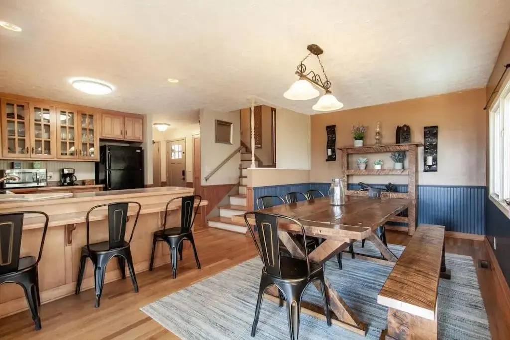 Bear View Chalet with hot tub and near Ober