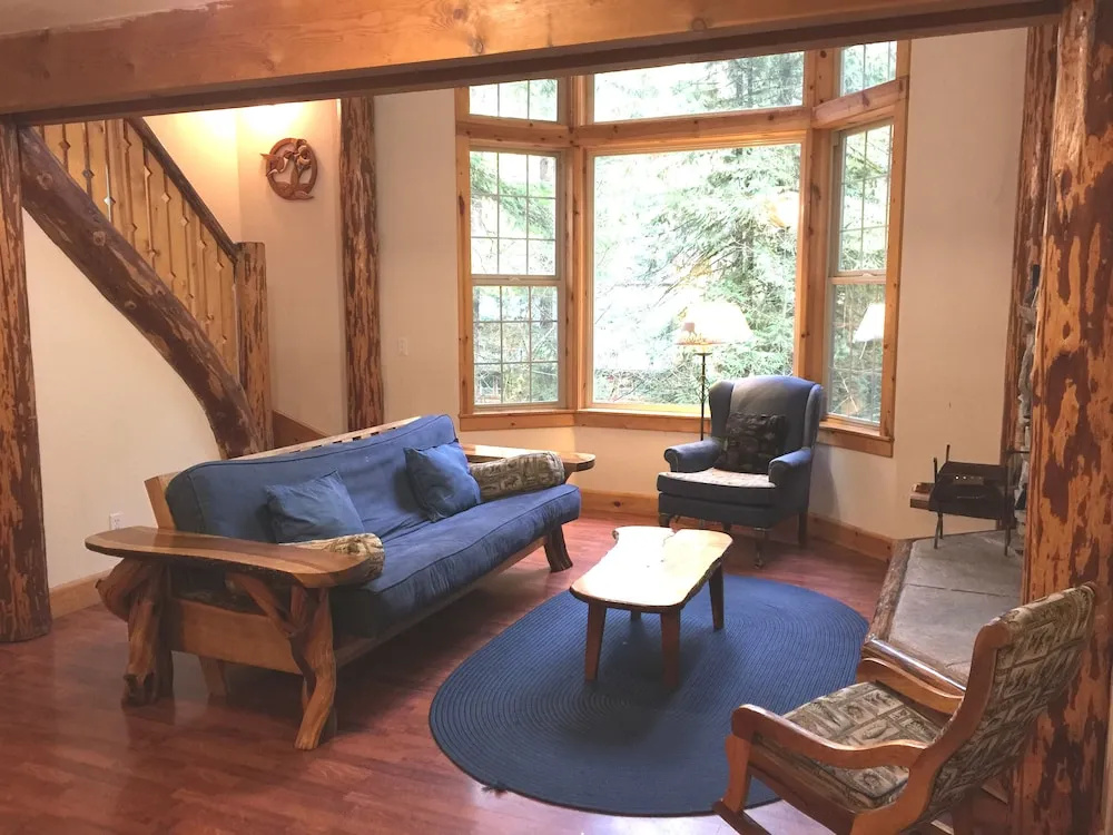 Snowline Cabin #25 A Country-style pet Friendly Cabin With hot tub and Wifi!