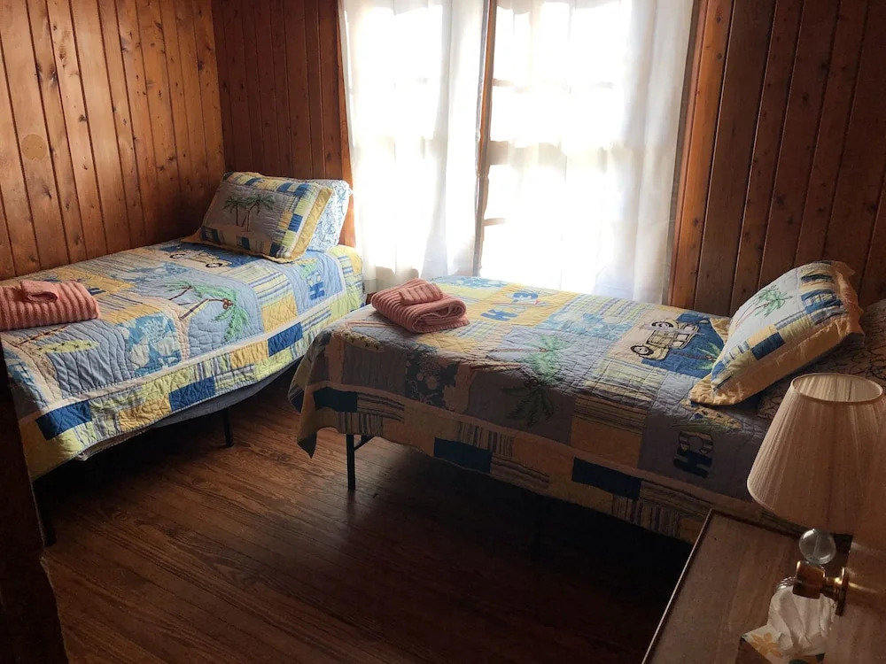 Blackbeard's Retreat - Historic And Pet Friendly 3 Bedroom Cottage by RedAwning