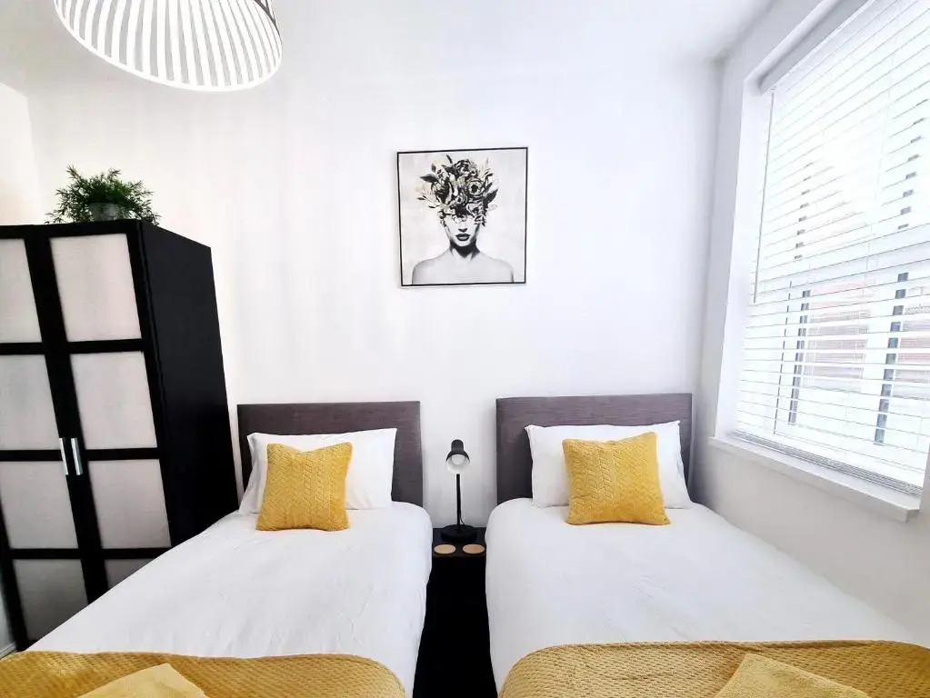 STYLISH 2 Bed APARTMENT WITH PARKING