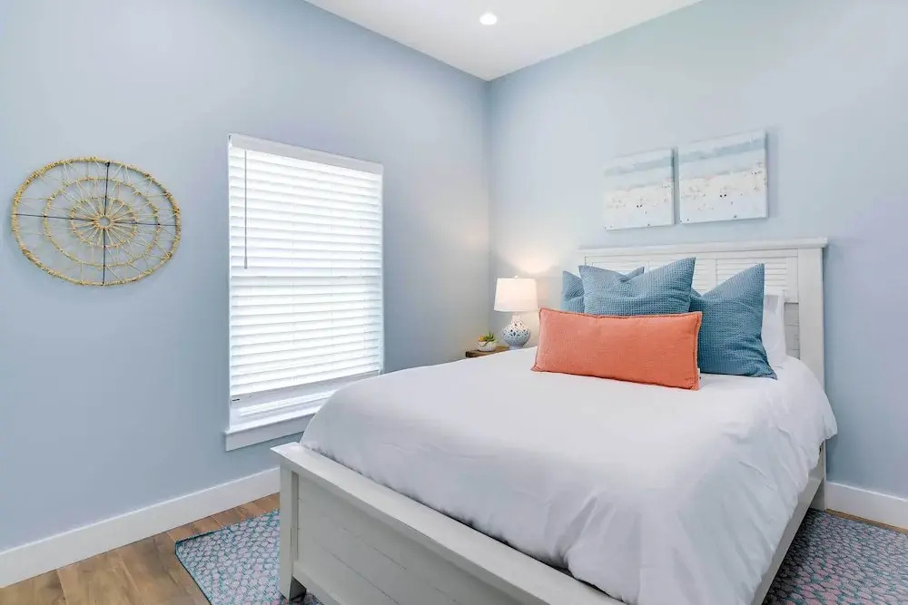 Steps to Coast! Beach Home w/ 2 Decks in Galveston