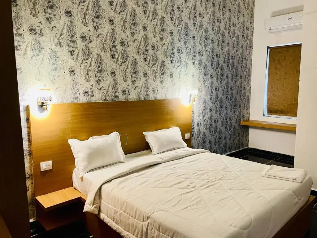 Hotel B P Emerald, Mathura