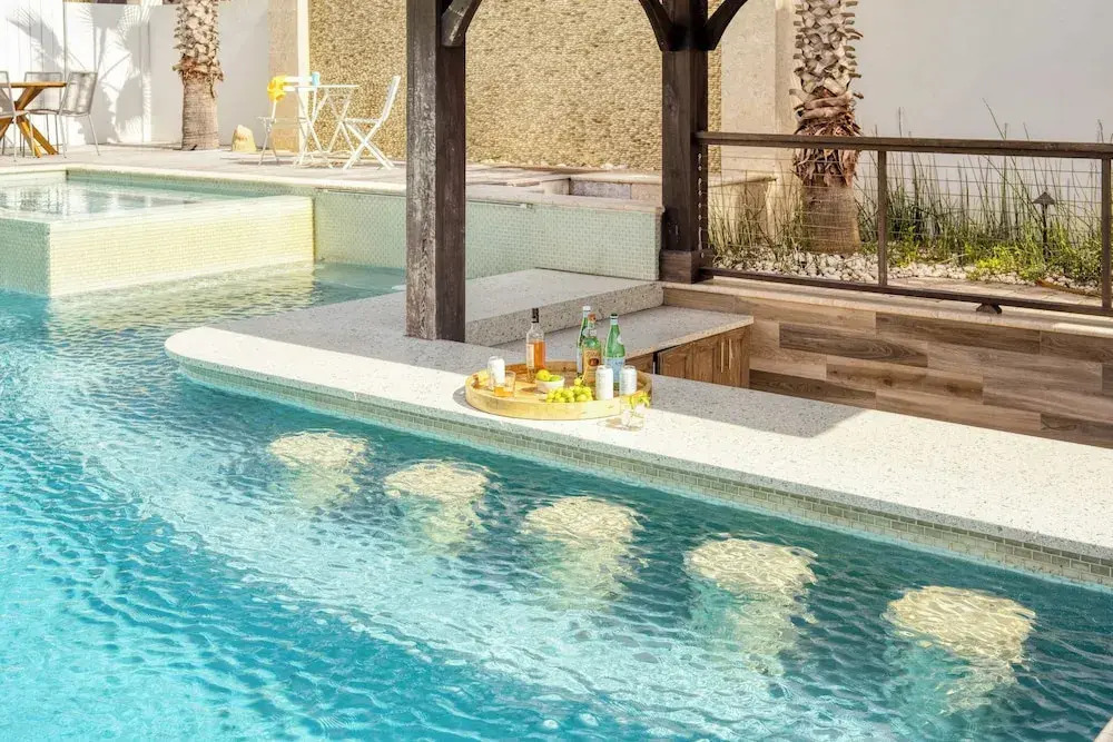 Monarch by Avantstay Stunning Estate 1 Block to Beach, Swim Up Bar, Hot Tub, & Rooftop Views
